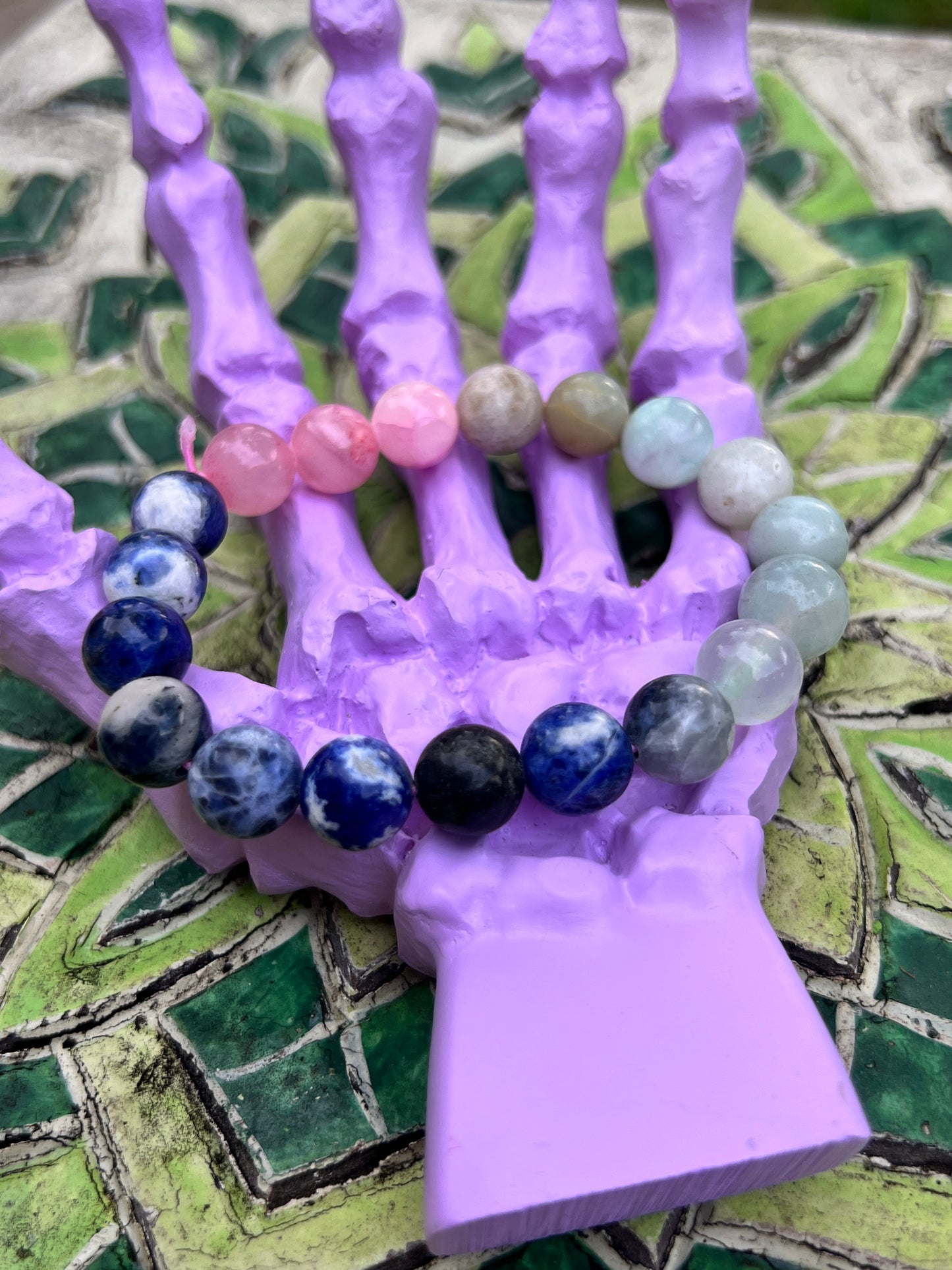 Sodalite and Dyed Agate Elastic Bracelet - Mental Clarity and Emotional Stability